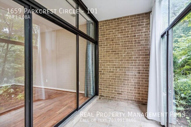 Building Photo - 1659 Parkcrest Cir
