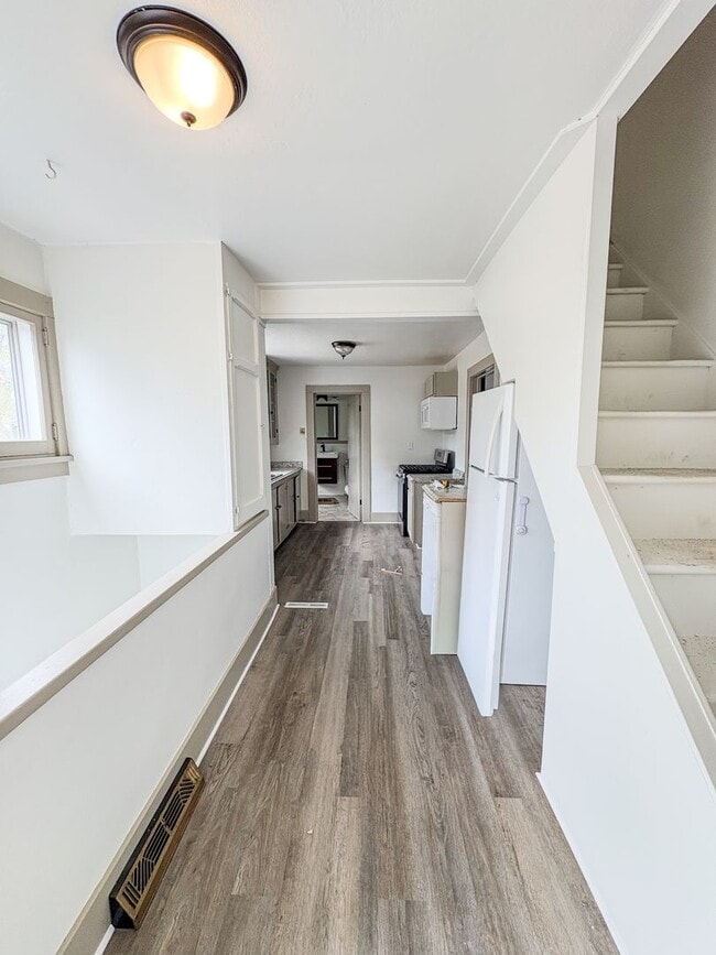 Building Photo - 3 bed 2 bath Home with Fenced Yard