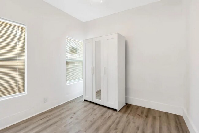 Building Photo - 2105 Walnut St