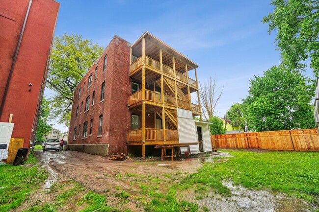 Building Photo - 208 Magnolia St