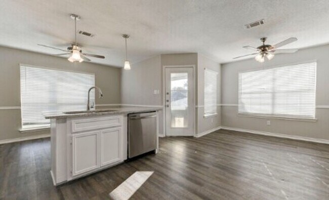 Building Photo - AVAILABLE NOW  (SECTION 8 ACCEPTED)