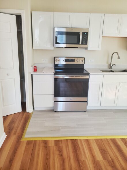 Building Photo - 610 N Milwaukee Ave