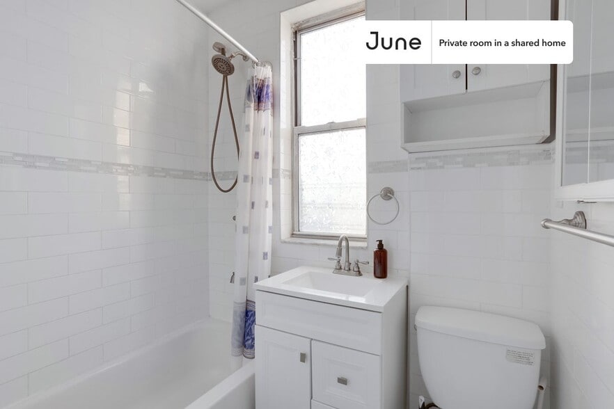 Building Photo - Room in Shared 3 bed/1 bath home in Ridgewood