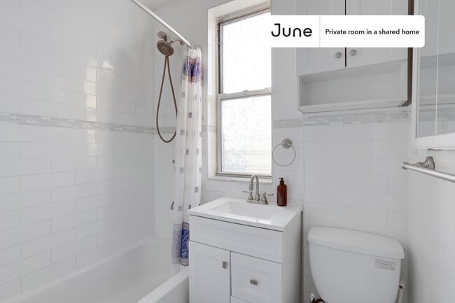 Building Photo - Private bedroom in 3 bed/1 bath Home