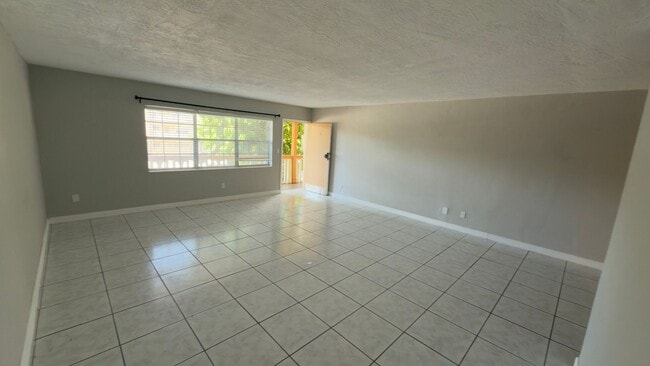 Building Photo - Spacious 1-Bed Condo in Sutton House – 974 SF, East of Biscayne