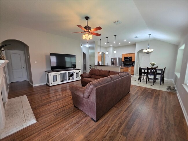 Building Photo - 2108 Goldfinch Ln