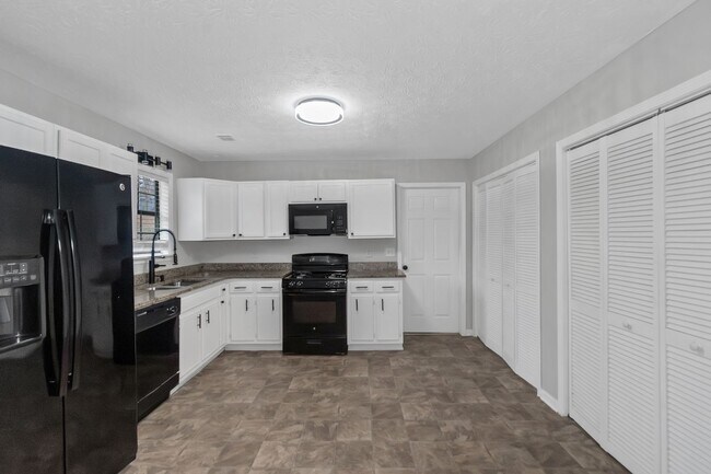 Building Photo - 321 Summerwood Ln
