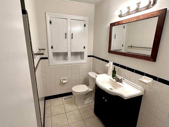 Building Photo - 408 Avery St