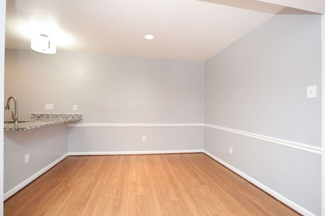 Building Photo - For Lease | 2 Bed, 2 Bath | 925 Sq Ft | Lakecrest Community |