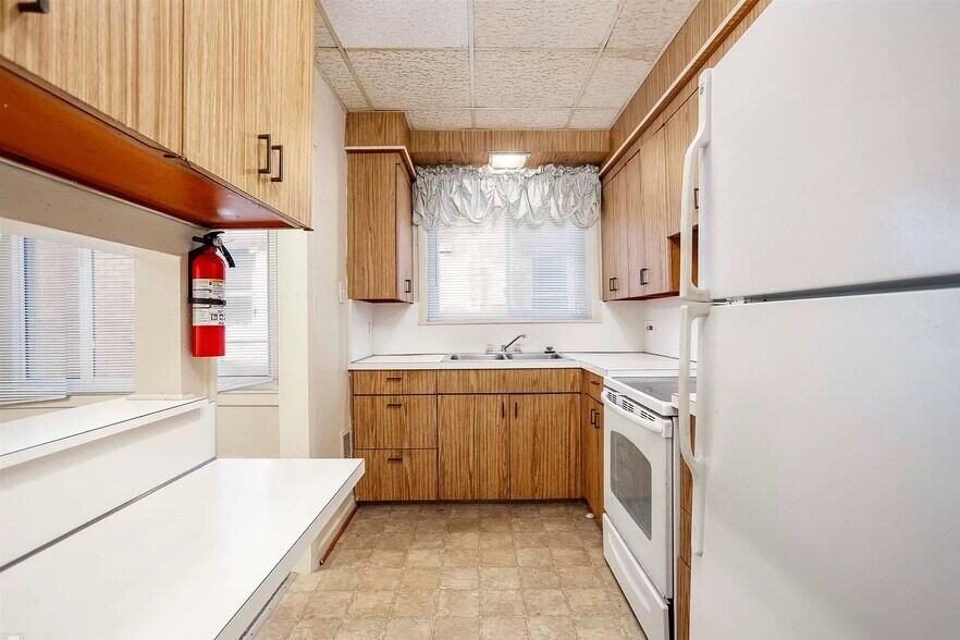 Building Photo - 1063 Beaconsfield Ave