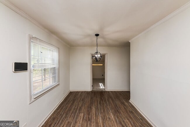 Building Photo - 210 Oak Dr SE