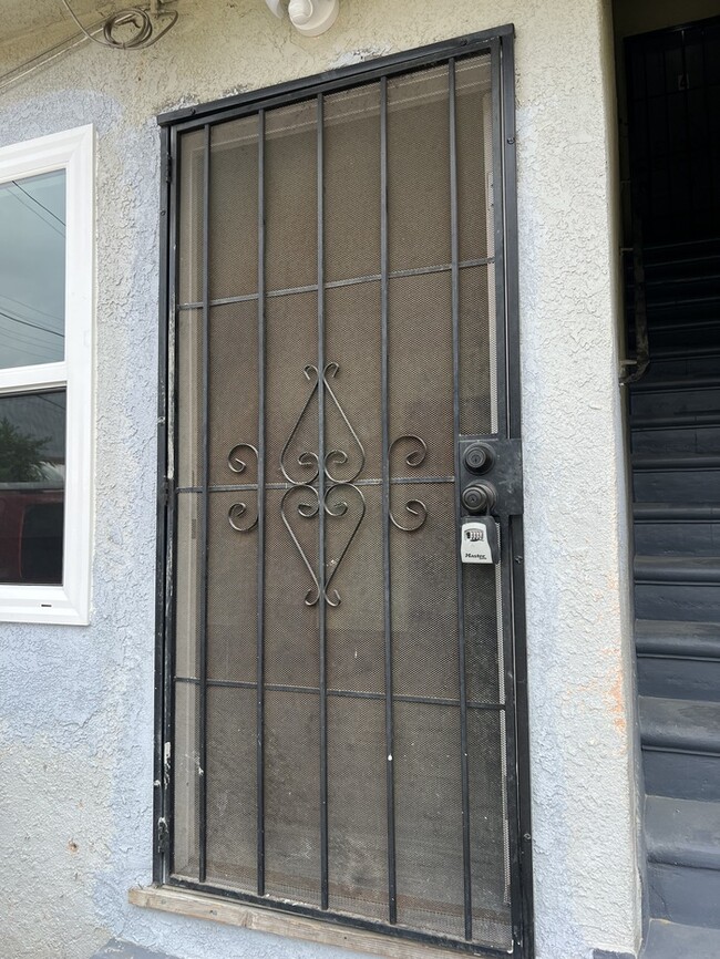 Building Photo - Newly Renovated 1-Bedroom, 1-Bathroom Apar...