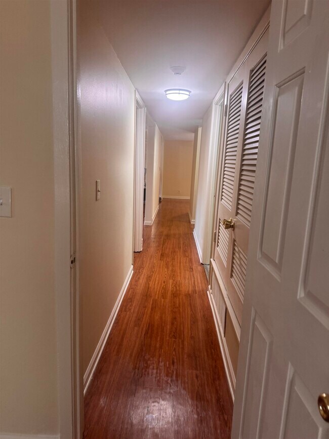 Building Photo - 6633 Poplar Woods Cir E