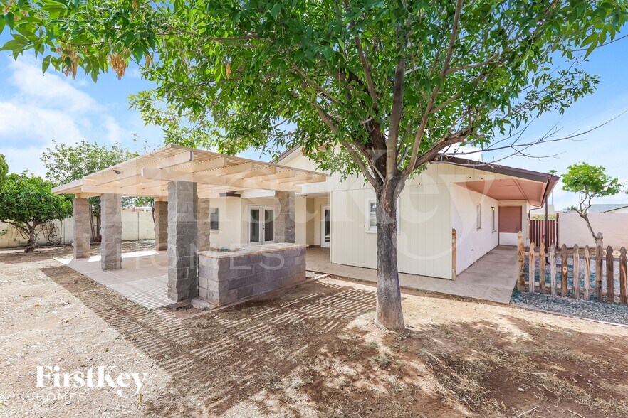 Building Photo - 4826 W Paradise Ln