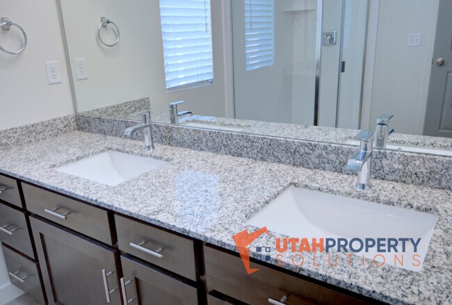 Building Photo - 952 W 500 S