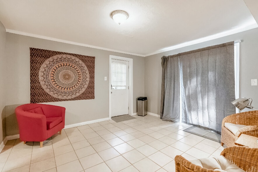 Building Photo - 2136 Chestnut Hill Cir