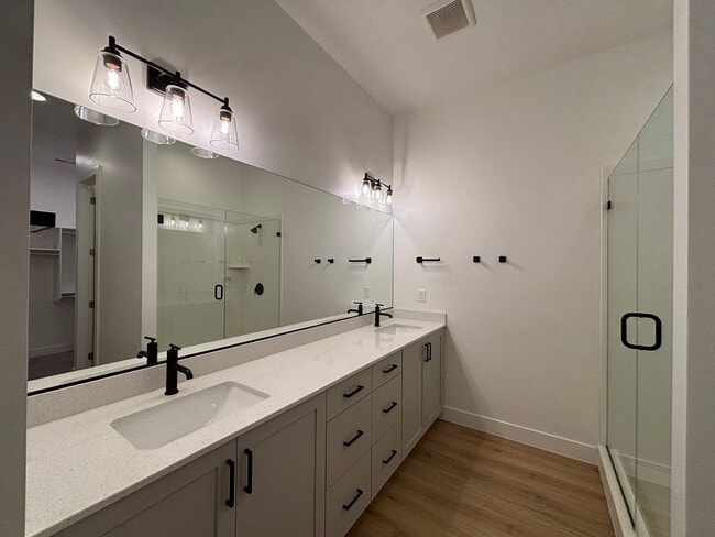 Building Photo - SPACIOUS PATIO HOME FOR RENT!