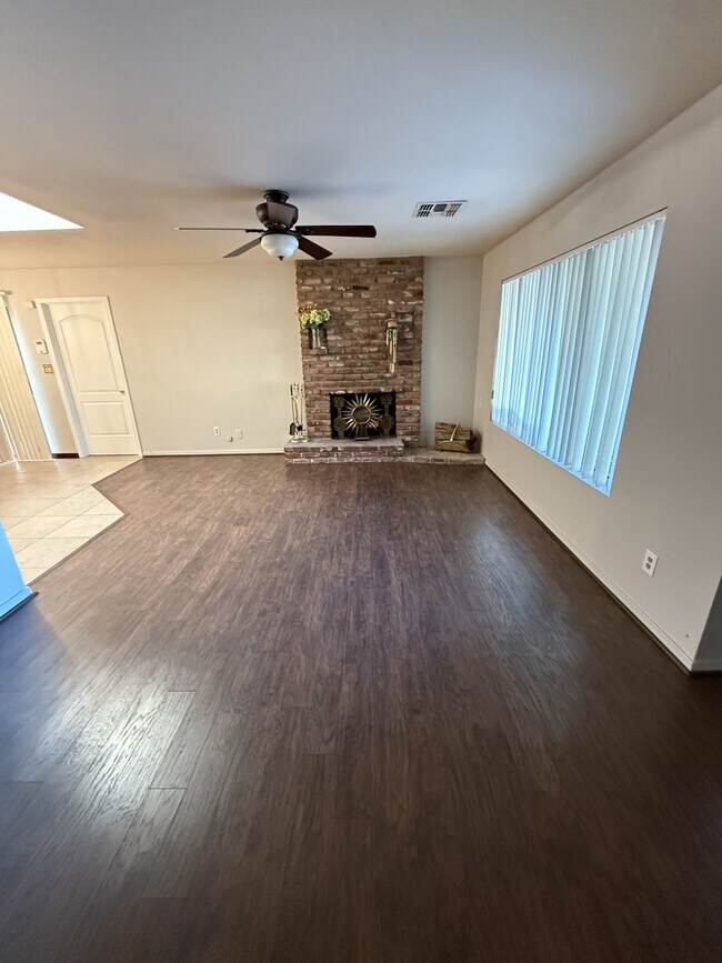 Primary Photo - 422 Emery Dr