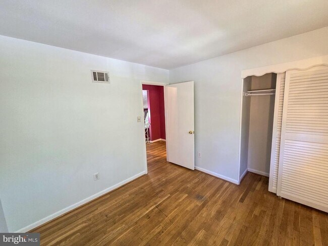 Building Photo - 305 Hillsboro Dr