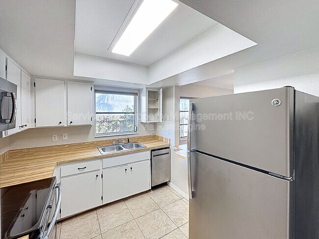 Building Photo - 10597 101st Ave