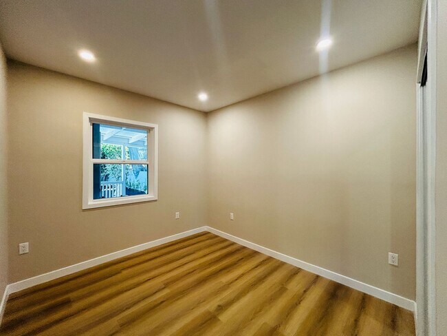 Building Photo - Fully Remodeled 3-Bedroom Home with Front ...