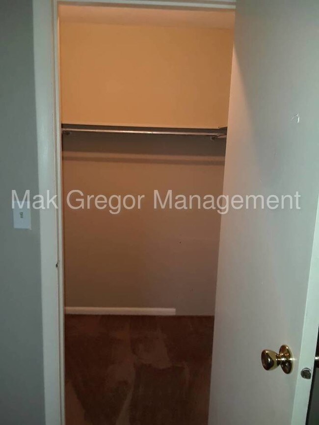 Building Photo - 2 BDRM Apt, New Flooring, Appliances, C/A.