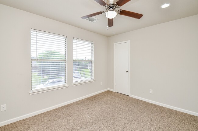 Building Photo - 13410 Cricklewood Creek Ln