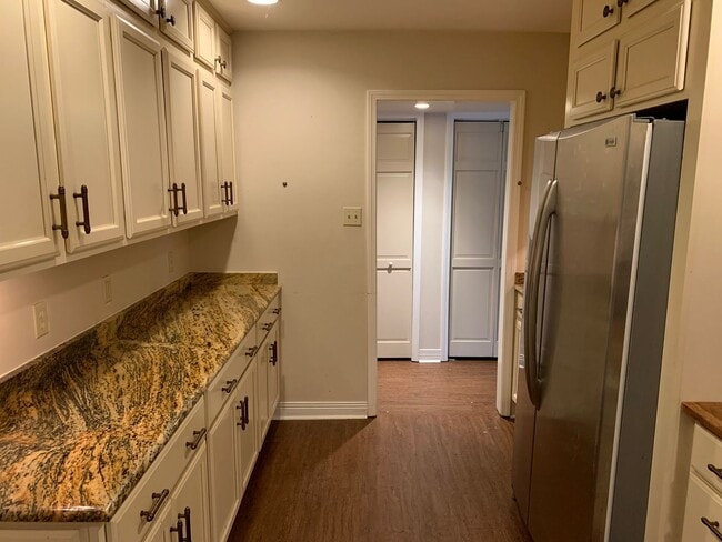 Building Photo - Beautiful Condo in Normandy Village. All u...