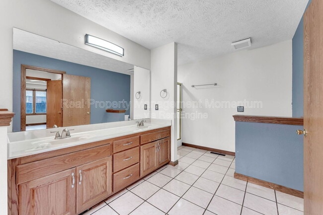 Building Photo - 514 N Ellen St