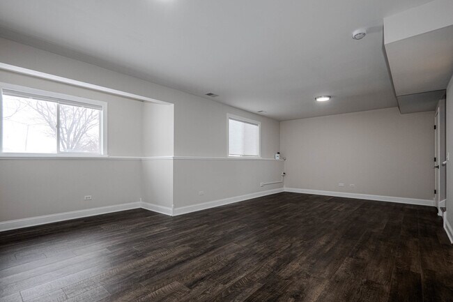 Building Photo - 226 E Conley Dr