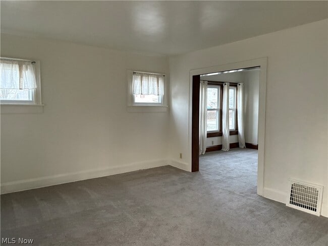 Building Photo - 315 E 10th St