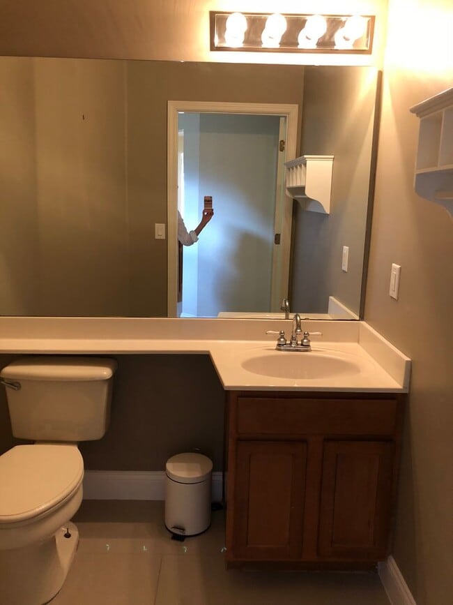Building Photo - Spacious 3 Bed/2.5 Bath 2 Car Garage in th...