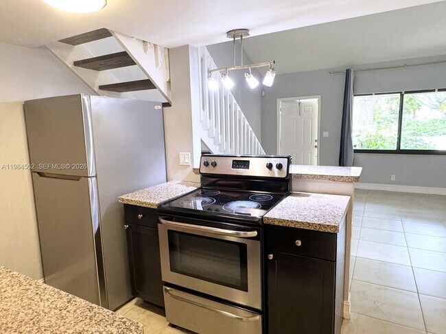 Building Photo - 1455 Holly Heights Dr