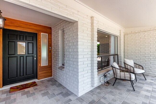 Building Photo - 5 Bedroom 3 Bathroom Phoenix Home