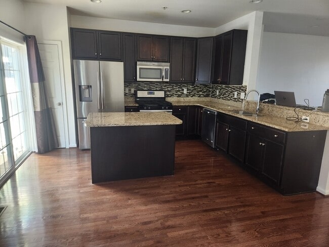 Building Photo - 1233 Parish Ave