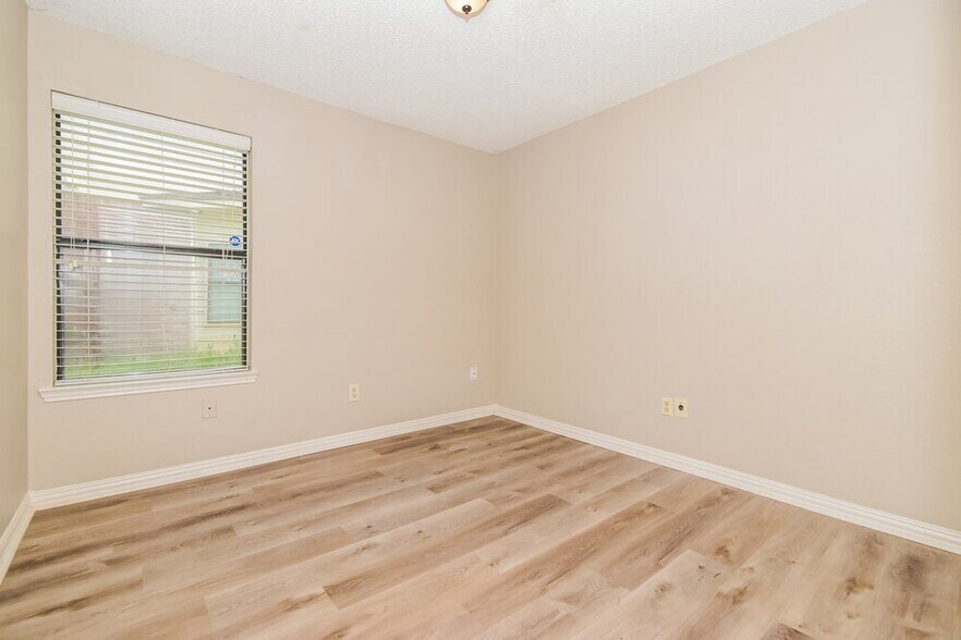 Building Photo - 1411 Sandalwood Dr