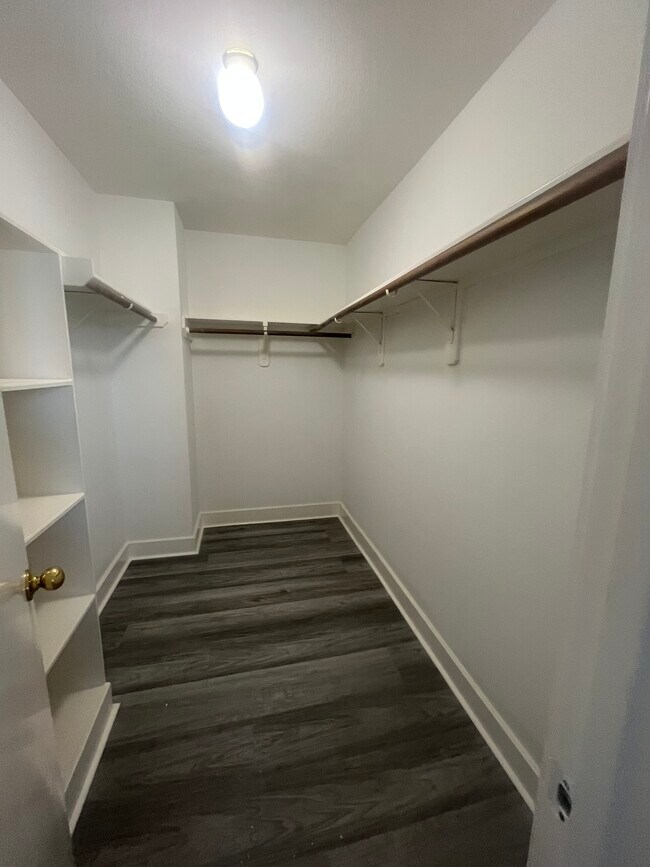 Building Photo - 11809 Longwood Garden Way