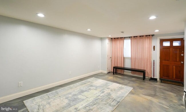 Building Photo - 3161 S Sydenham St