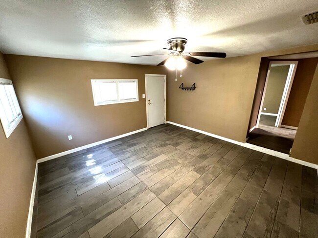 Building Photo - 2036 S Roosevelt Rd 6