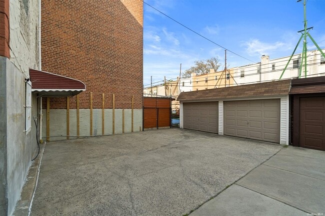 Building Photo - 32-33-33 46th St