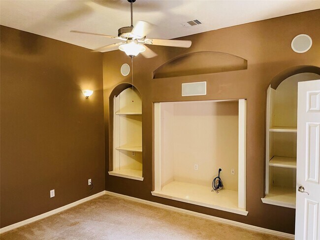 Building Photo - 10723 Lake Riata Ln