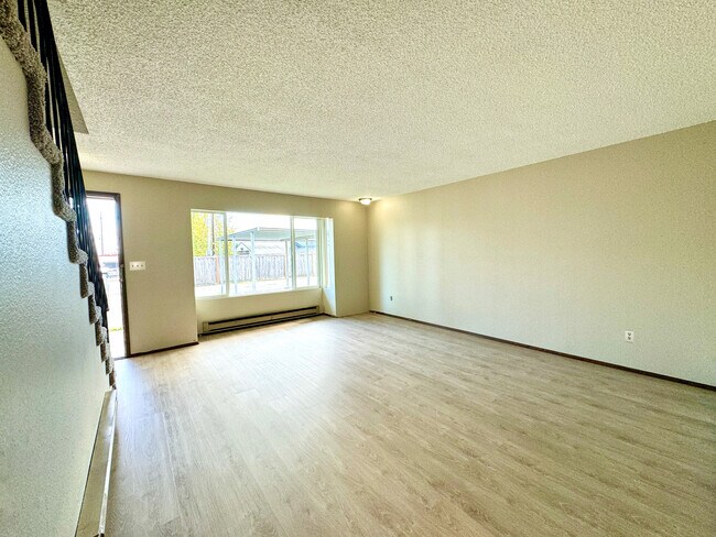 Building Photo - 9328 Holly Dr