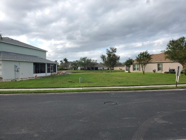 Building Photo - 2720 Suncoast Lakes Blvd