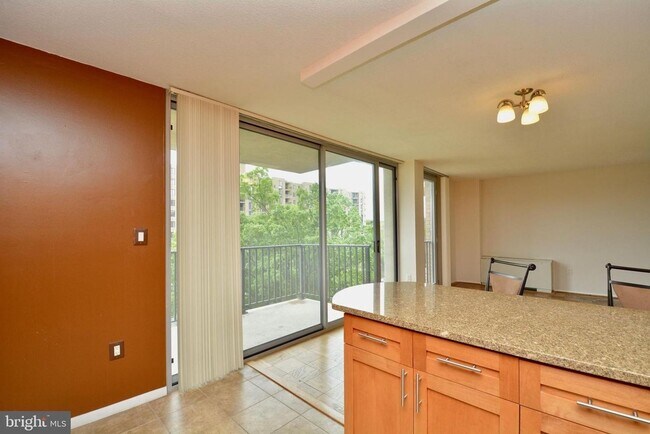Building Photo - Bright 1BR 1B Condo | All Utilities Included | Arlington