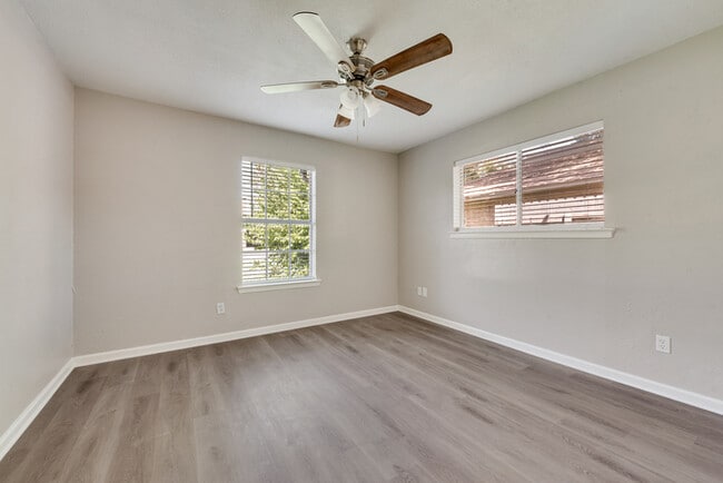Building Photo - 408 Town N Dr