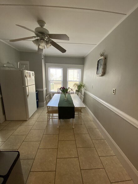 Building Photo - 281 N Main St