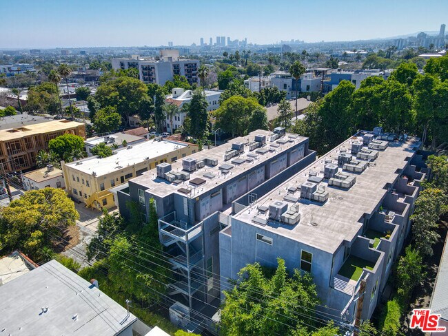 Building Photo - 1220 N Orange Grove Ave