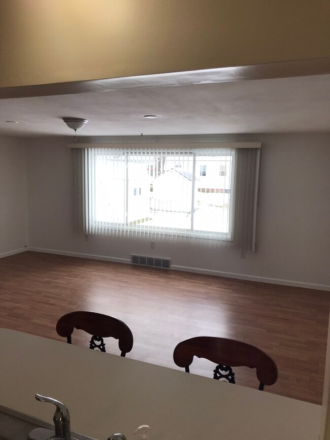 Building Photo - 105 Saslon Park Dr