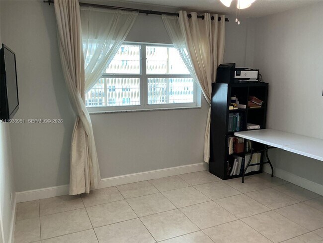 Building Photo - 400 Golden Isles Dr