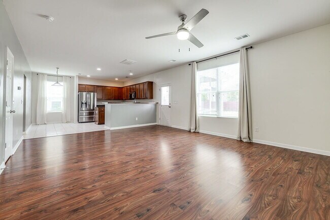 Building Photo - Spacious & Convenient